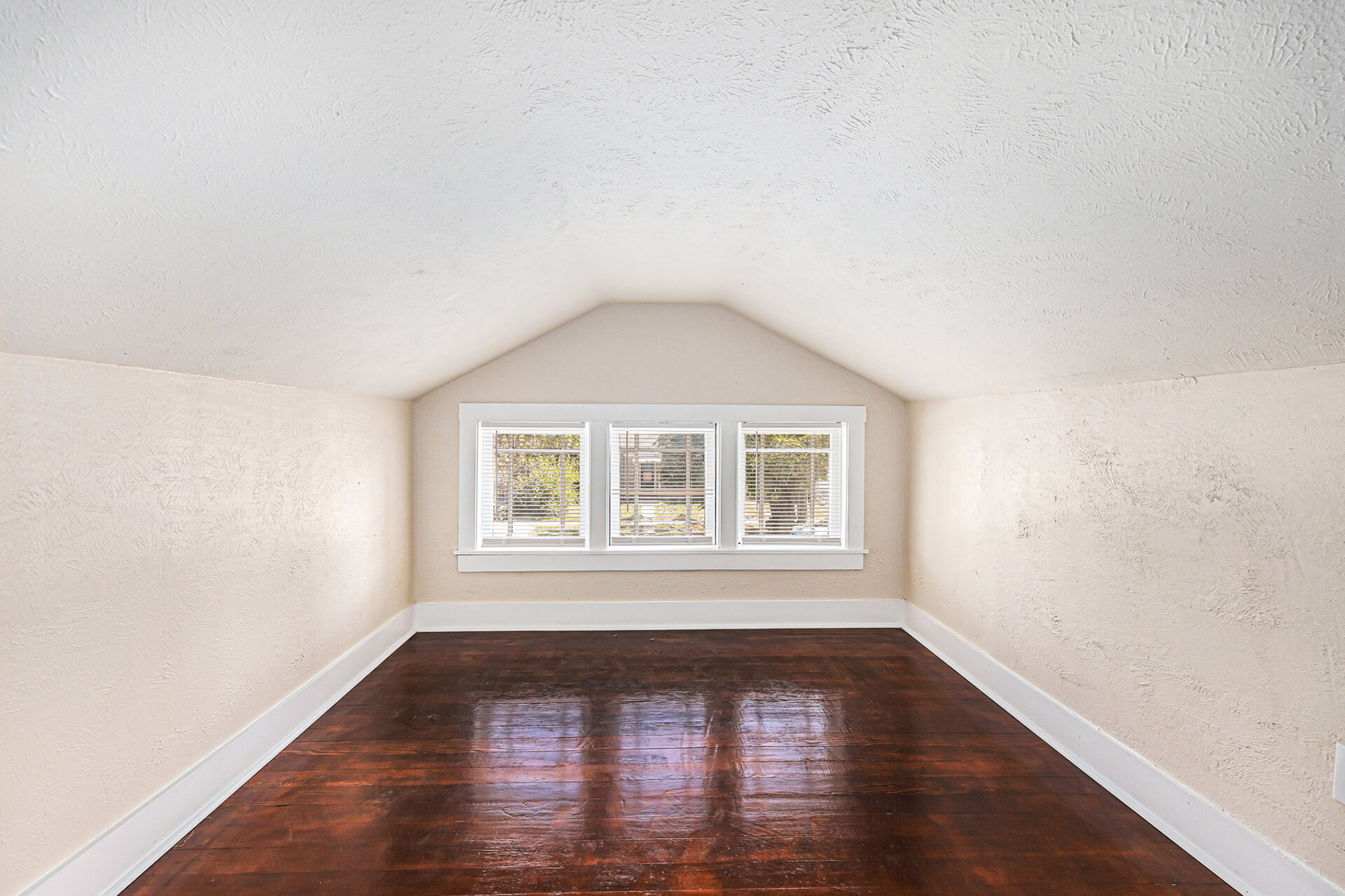 011_1845_manz_street-20_944